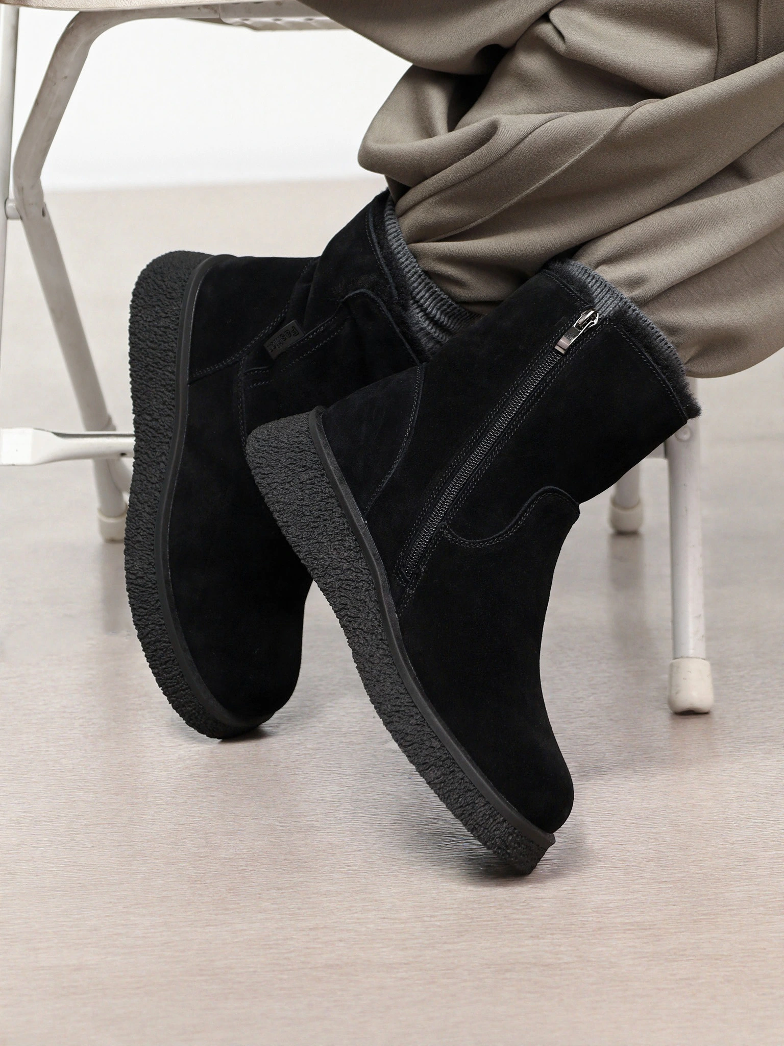 Ботинки черного цвета из натуральной замши на средней танкетке